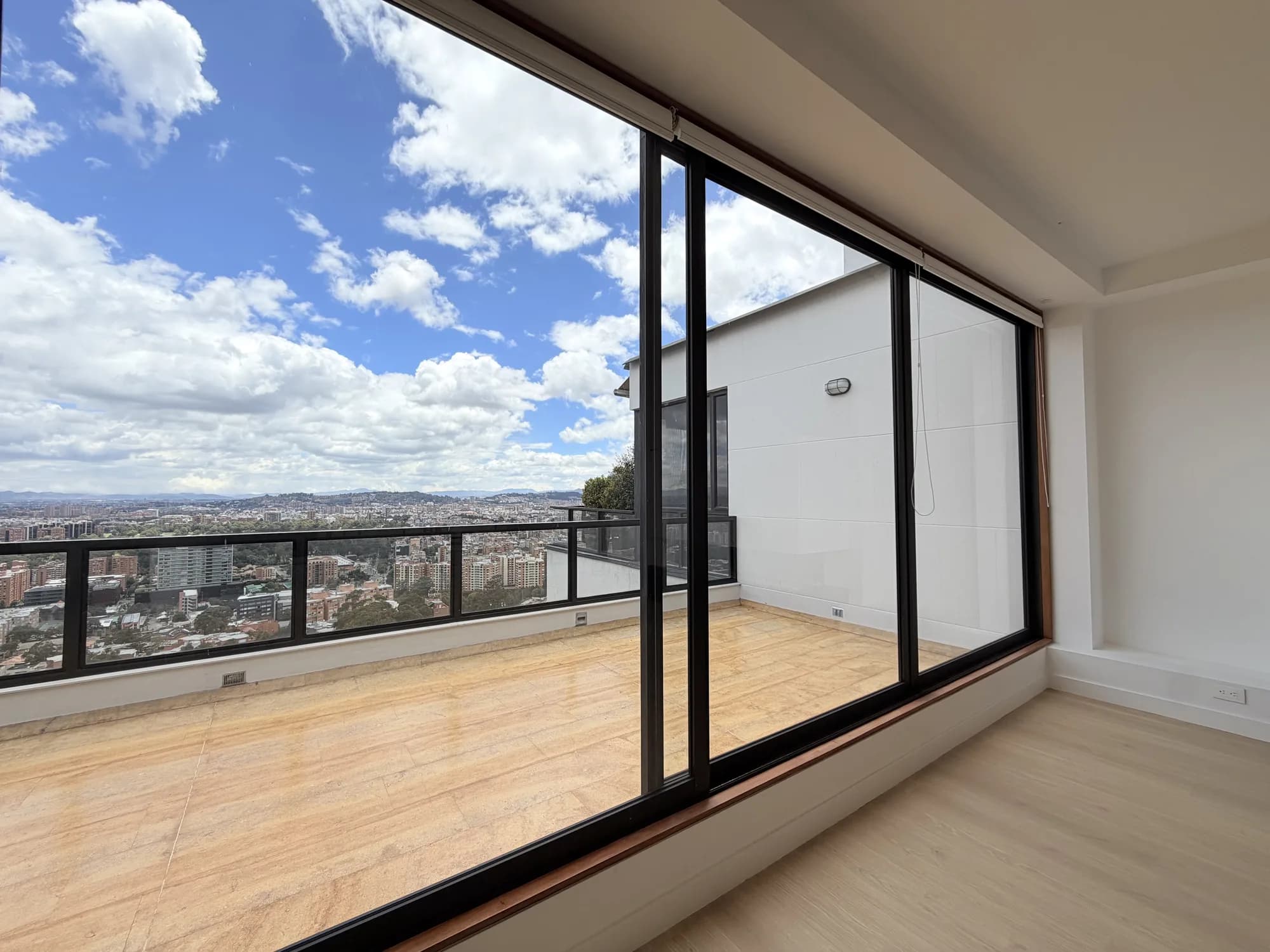 APARTAMENTO EN ARRIENDO BOSQUE MEDINA — imagen 1 de 18